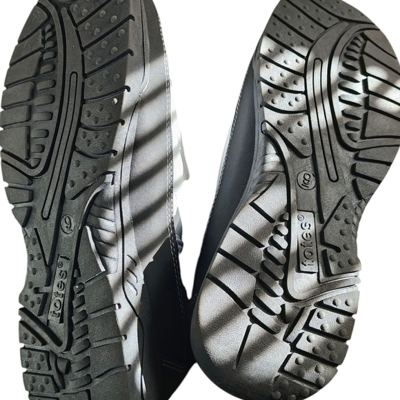 Totes Women's White and Black Winter Boots - Picture 5 of 6